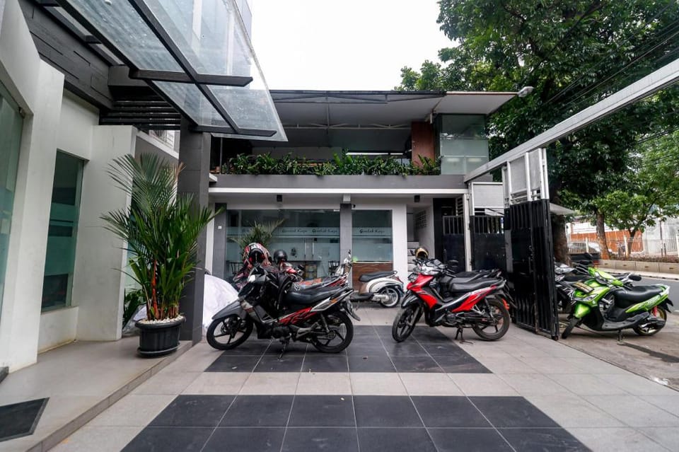 RedDoorz near Kebon Jeruk Jakarta Bed and Breakfast in Jakarta
