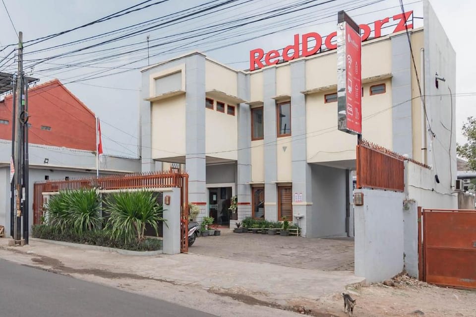 RedDoorz near Jatinangor Town Square Bed and Breakfast in West Java