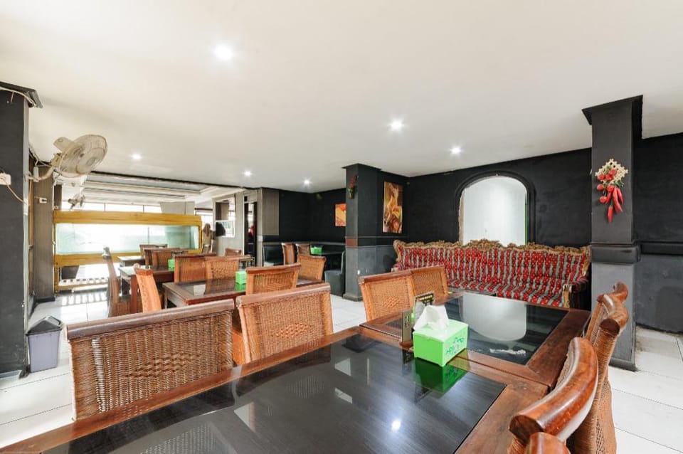 RedDoorz Plus near RSCM Jakarta Bed and Breakfast in Jakarta