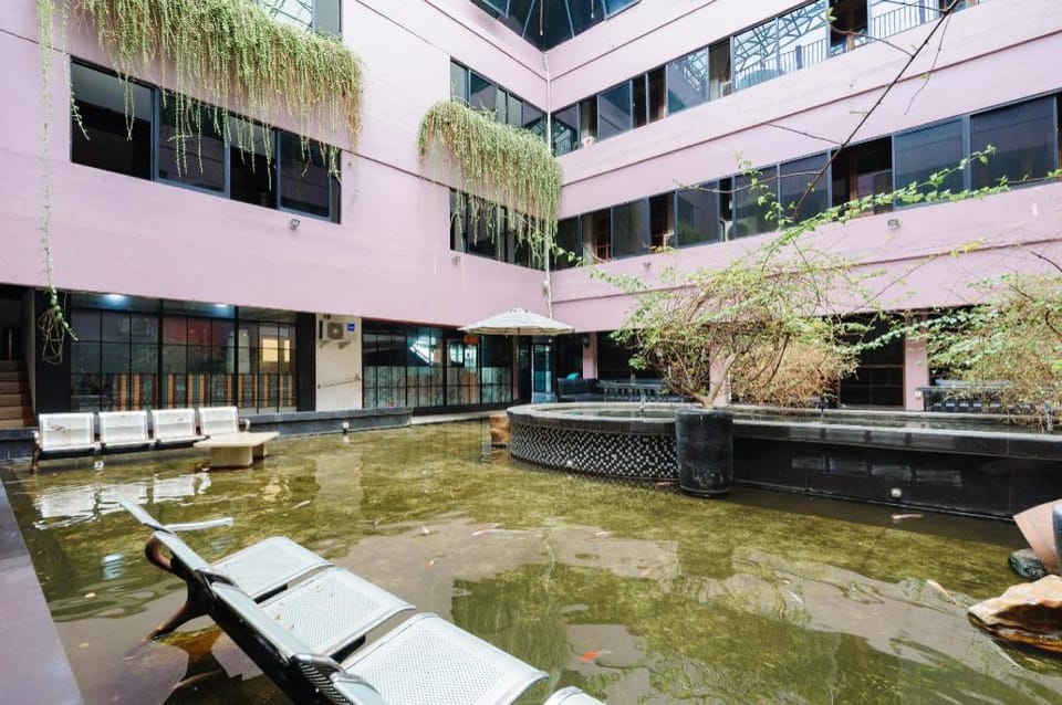 RedDoorz Plus near RSCM Jakarta Bed and Breakfast in Jakarta