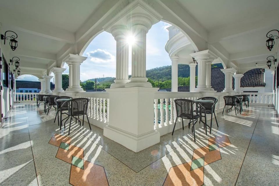 Happiness Guesthouse Hotel in Laos