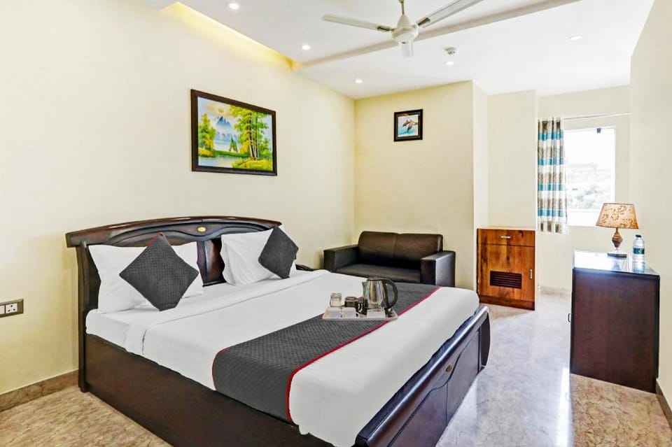 Super Townhouse Prakash continental Near Netaji Subhash Place Metro Station Hotel in Delhi