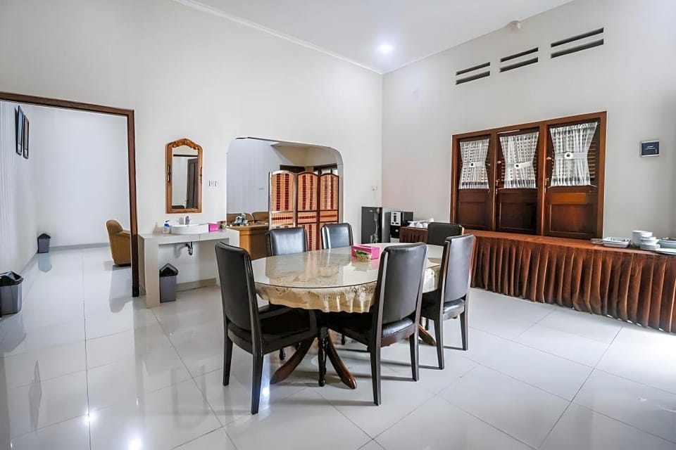 RedDoorz Plus near RS PMI Bogor Bed and Breakfast in West Java