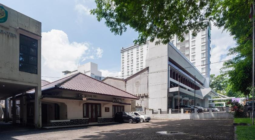 RedDoorz Plus near RS PMI Bogor Bed and Breakfast in West Java