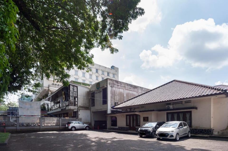 RedDoorz Plus near RS PMI Bogor Bed and Breakfast in West Java