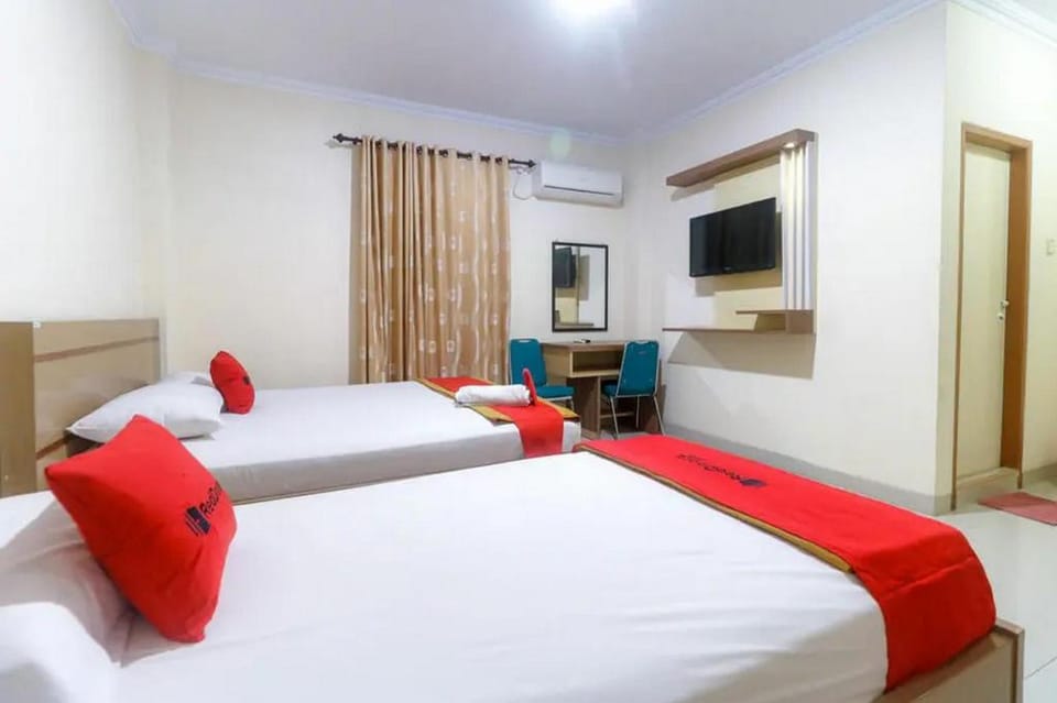 RedDoorz Plus near WTC Batanghari Mall Bed and Breakfast in Indonesia
