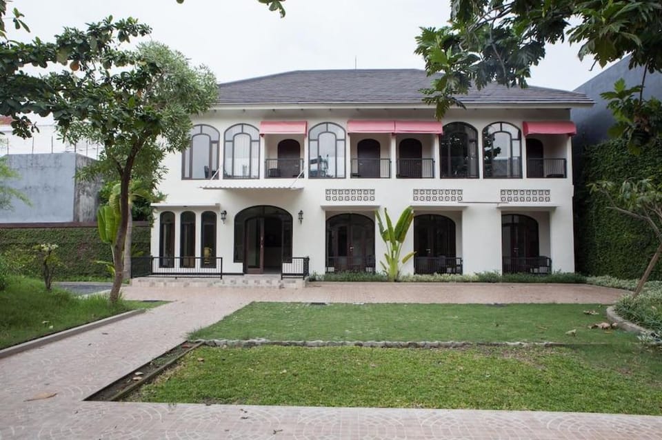 RedDoorz @ Wiyung 2 Bed and Breakfast in Surabaya