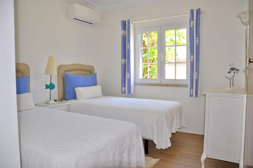 Fantastic for Family Gatherings, Optional Pool Heating, Free Air Con Wifi Villa in Quarteira