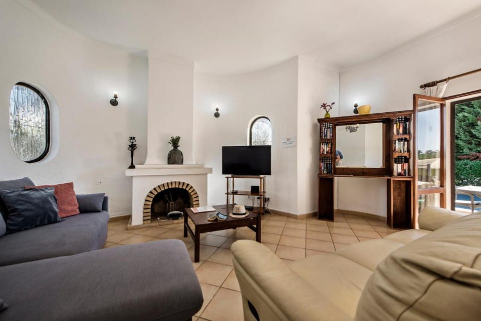Exclusive Retreat in Vilamoura, private pool, off-street parking, Free AC wifi Villa in Quarteira