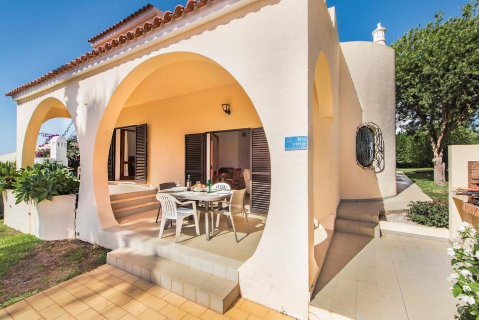 Exclusive Retreat in Vilamoura, private pool, off-street parking, Free AC wifi Villa in Quarteira