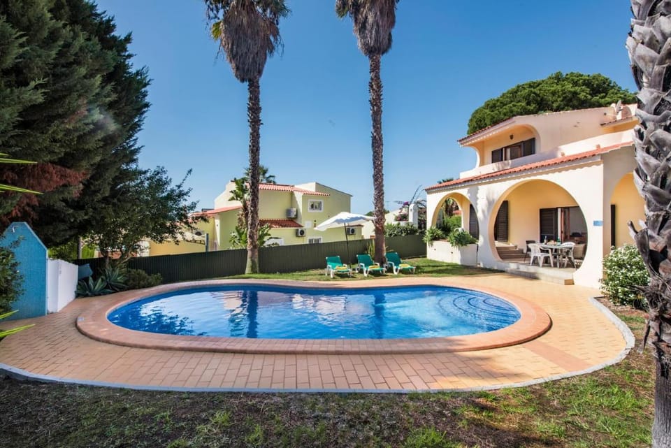Exclusive Retreat in Vilamoura, private pool, off-street parking, Free AC wifi Villa in Quarteira
