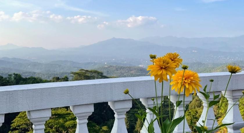 Bellwood Hills Resort & Spa Hotel in Gangawatakorale
