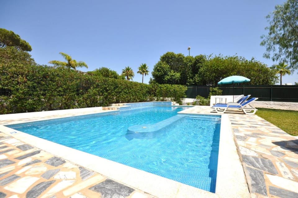 Delightful single-storey villa, private pool, free air conditioning and wifi Villa in Quarteira