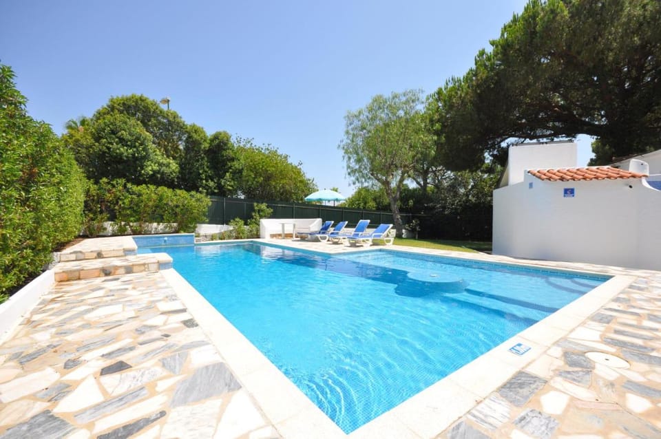 Delightful single-storey villa, private pool, free air conditioning and wifi Villa in Quarteira