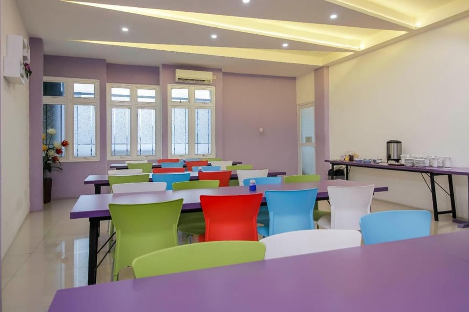 RedDoorz Plus near Stasiun Bekasi Hotel in West Java