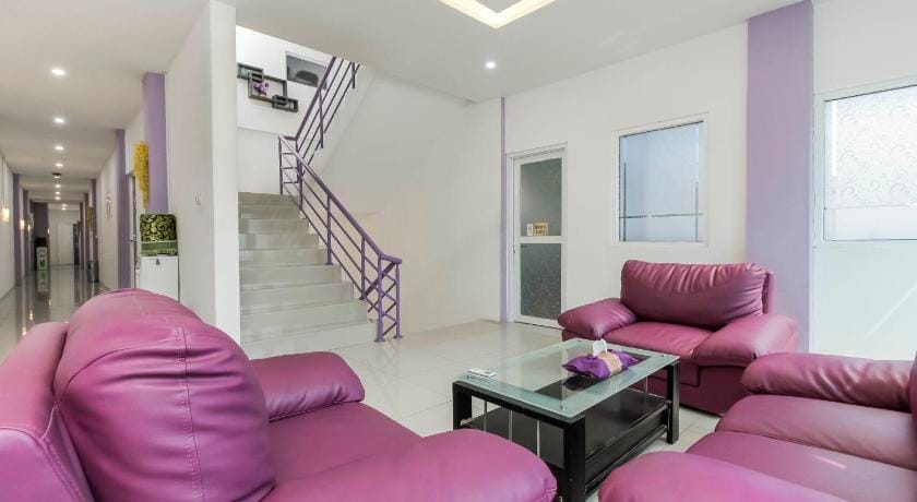 RedDoorz Plus near Stasiun Bekasi Hotel in West Java