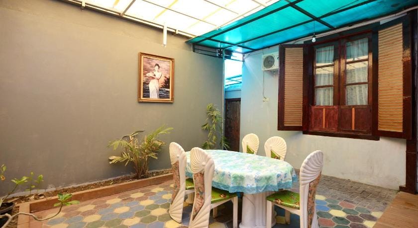 RedDoorz @ Golden Inn Tugu Yogyakarta Hotel in Yogyakarta