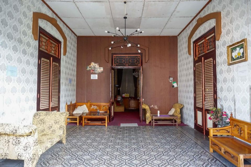 RedDoorz @ Golden Inn Tugu Yogyakarta Hotel in Yogyakarta