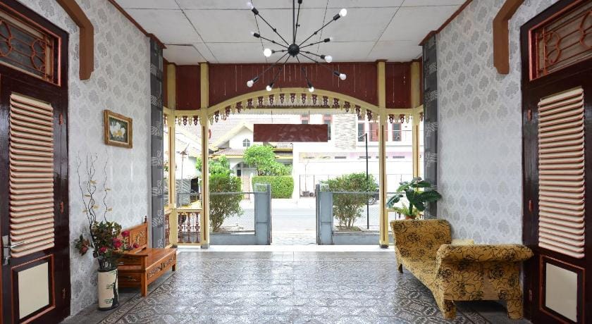 RedDoorz @ Golden Inn Tugu Yogyakarta Hotel in Yogyakarta