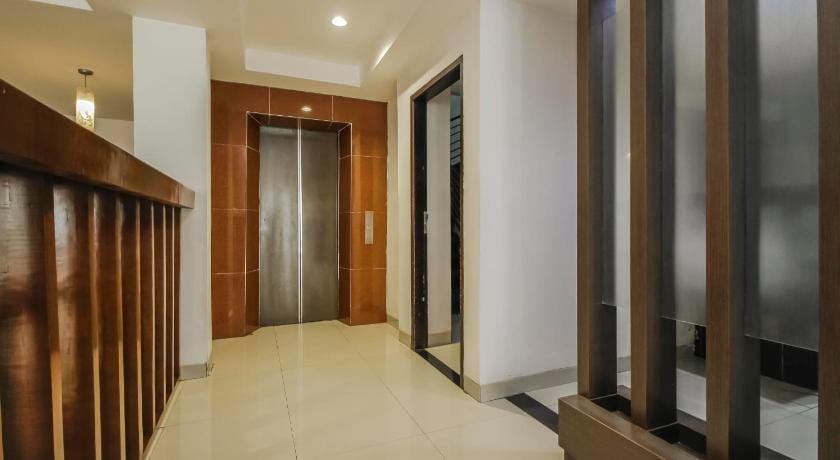 RedDoorz Plus near Galaxy Bekasi Bed and Breakfast in Jakarta