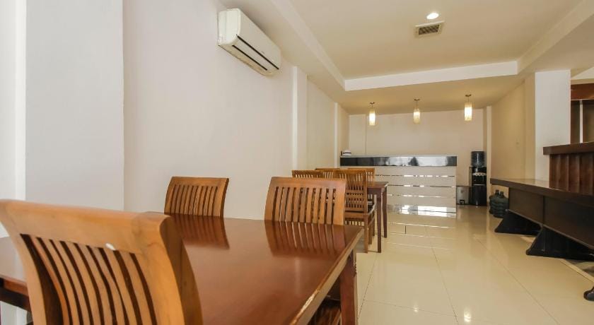 RedDoorz Plus near Galaxy Bekasi Bed and Breakfast in Jakarta