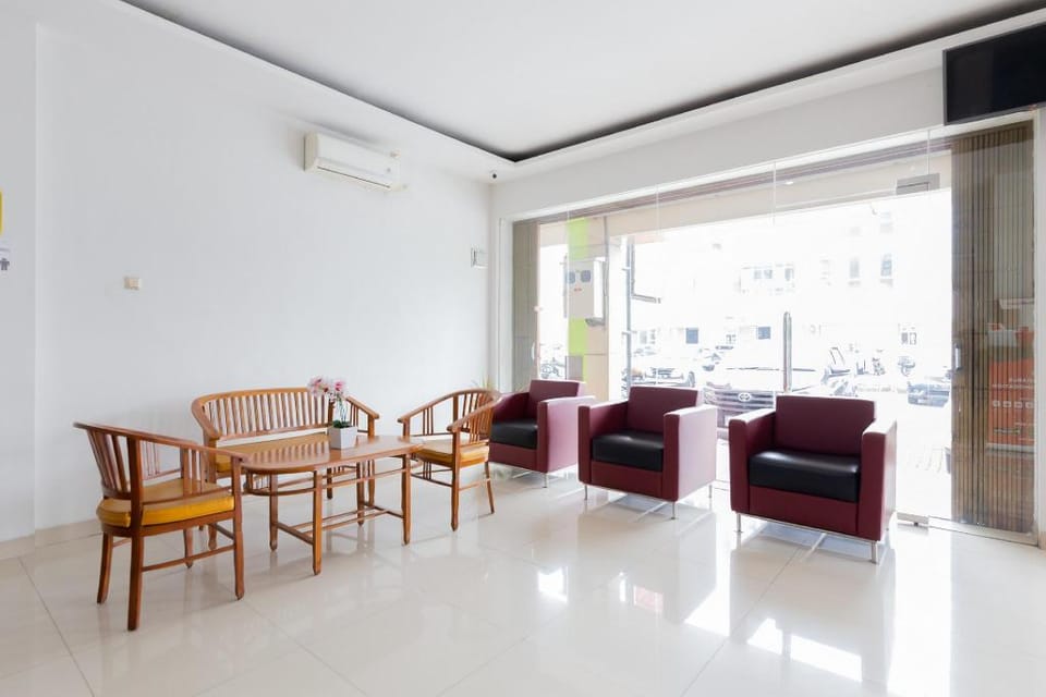 RedDoorz Plus near Living Plaza Jababeka Bed and Breakfast in West Java