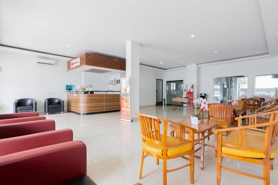 RedDoorz Plus near Living Plaza Jababeka Bed and Breakfast in West Java