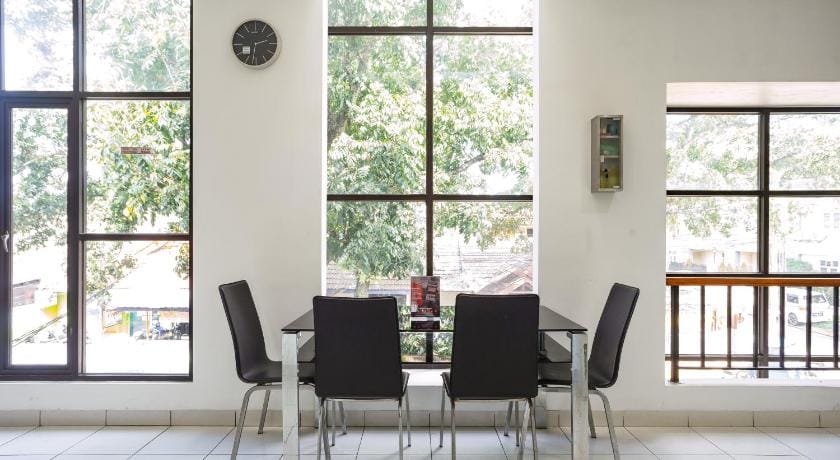 RedDoorz near Eka Hospital BSD City Bed and Breakfast in West Java