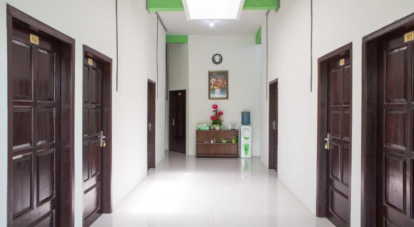 RedDoorz near Banyuwangi Baru Station Bed and Breakfast in East Java