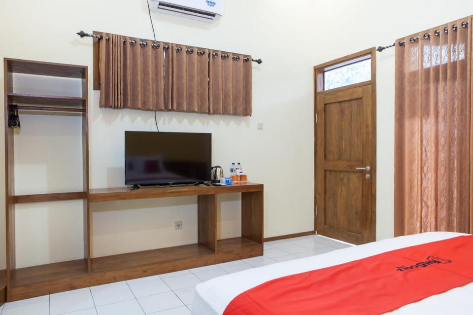RedDoorz near Baluran National Park Bed and Breakfast in East Java