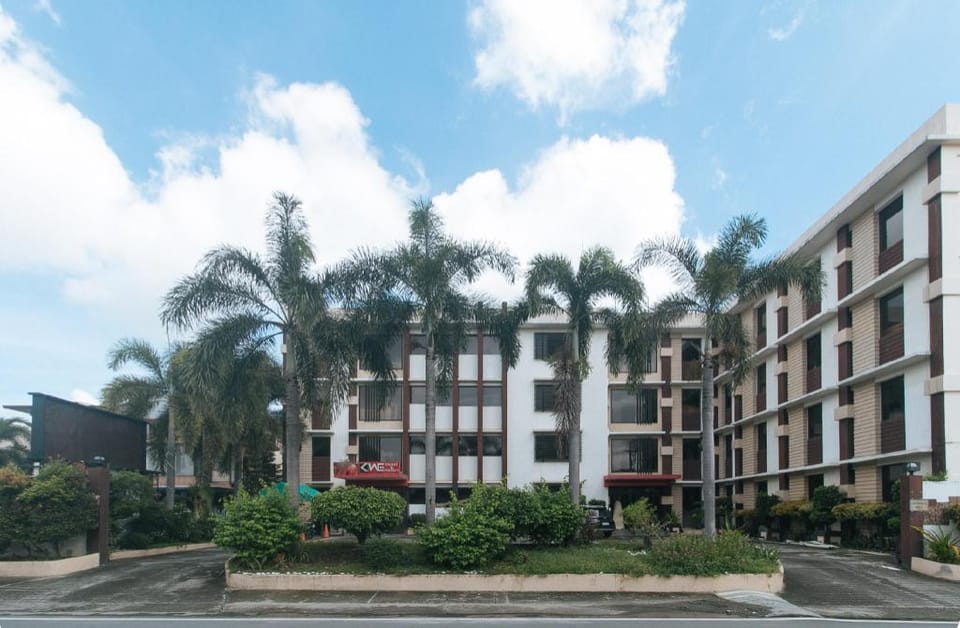 RedDoorz Premium @ The KWE Hotel and Resort Hotel in Angeles