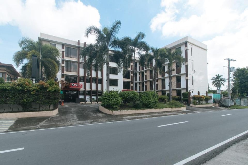 RedDoorz Premium @ The KWE Hotel and Resort Hotel in Angeles