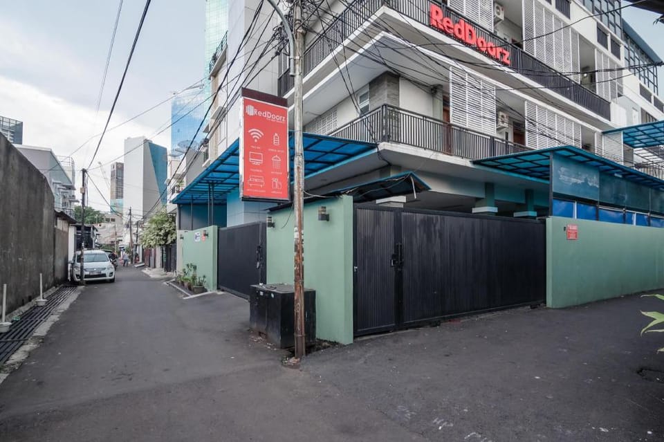 RedDoorz Plus near Semanggi Bed and Breakfast in South Jakarta City