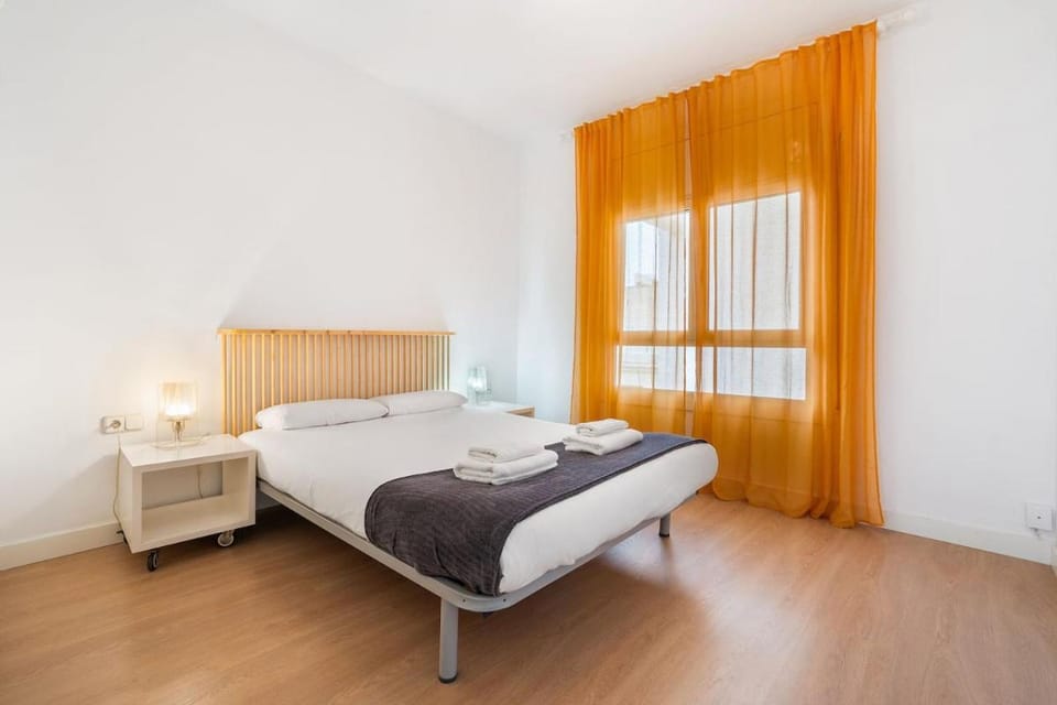 Quiet, Ultra-Central Stay KM0 for 3 Apartment in Barcelona