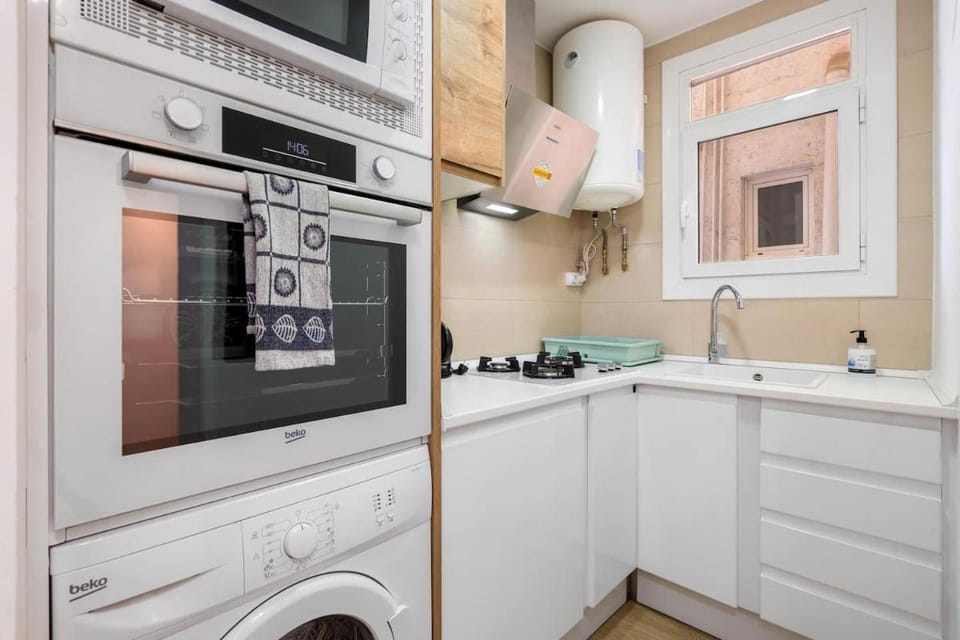 Quiet, Ultra-Central Stay KM0 for 3 Apartment in Barcelona