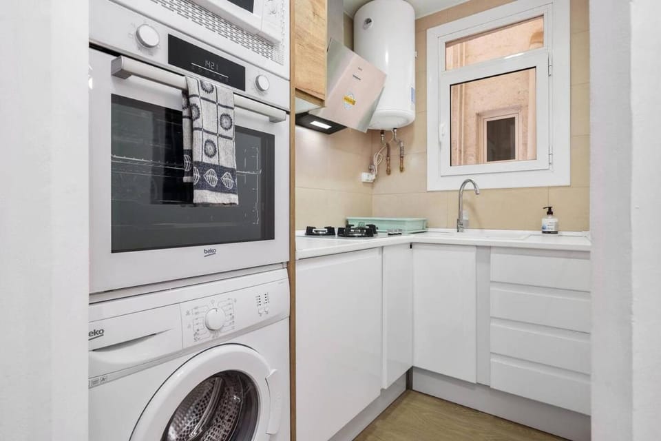 Quiet, Ultra-Central Stay KM0 for 3 Apartment in Barcelona