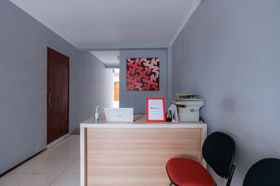 RedDoorz @ Osuko Residence Sukomanunggal Jaya Hotel in Surabaya