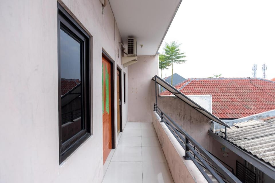 RedDoorz @ Osuko Residence Sukomanunggal Jaya Hotel in Surabaya