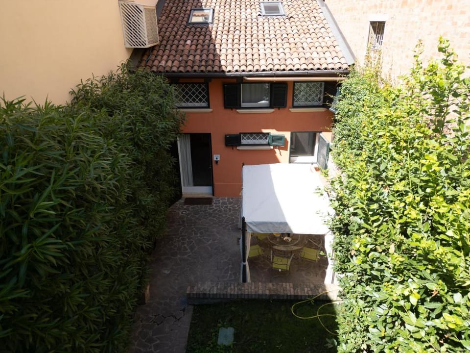BolognaRoomscom - Isaia Garden Private Garden Spa Bath Vacation rental in Bologna
