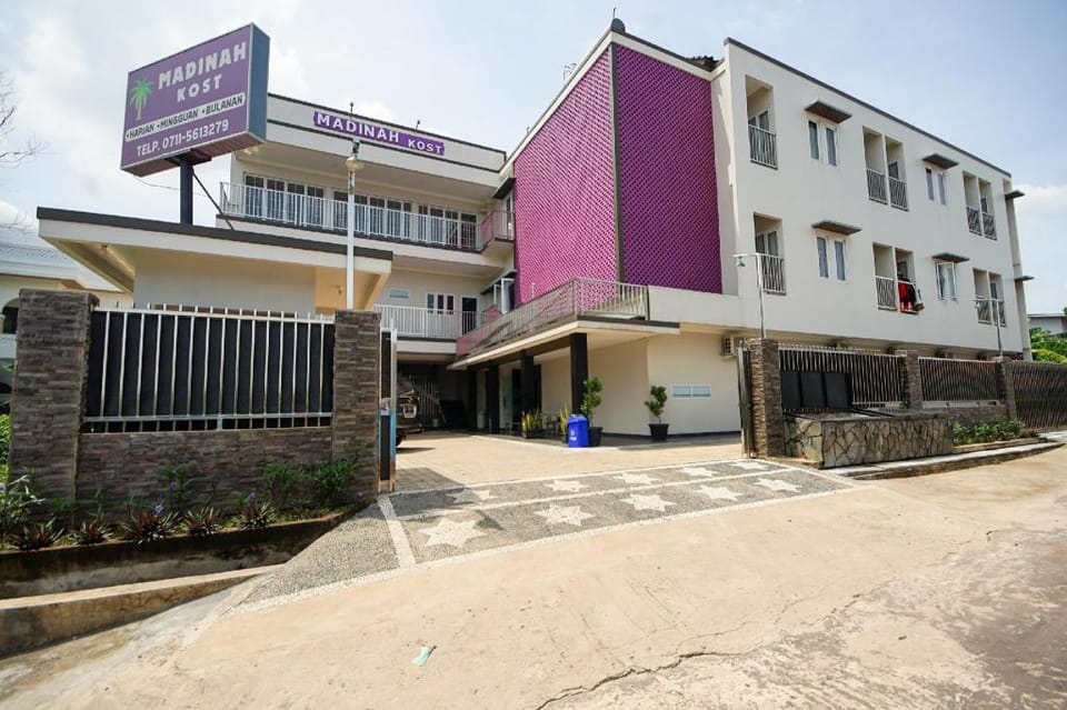 Super OYO 270 Madinah Residence Syariah Hotel in Indonesia