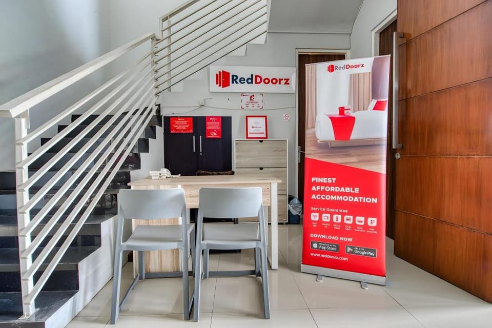 RedDoorz near Surabaya Zoo Bed and Breakfast in Surabaya