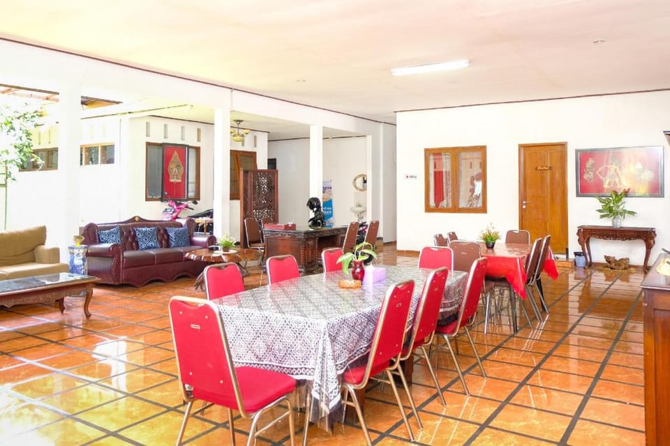 Hotel O Loesje Guest House Syariah Hotel in East Java