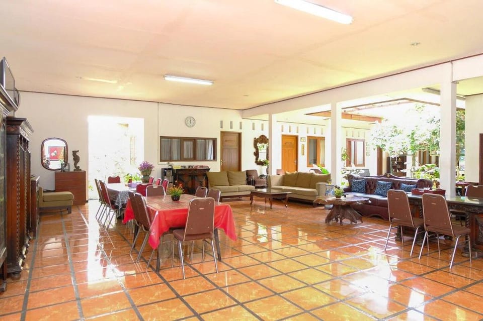 Hotel O Loesje Guest House Syariah Hotel in East Java