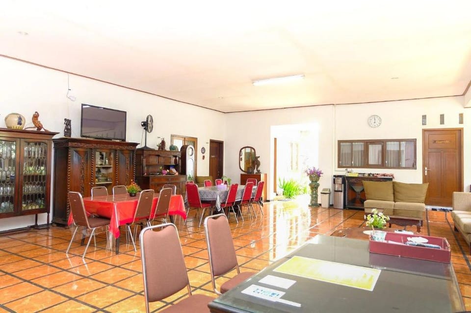 Hotel O Loesje Guest House Syariah Hotel in East Java