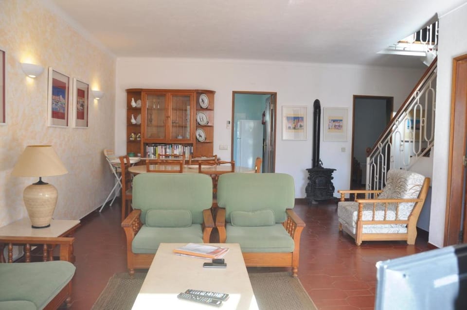 Stylish well-equipped, private pool, close to amenities, free AC Wifi Villa in Quarteira