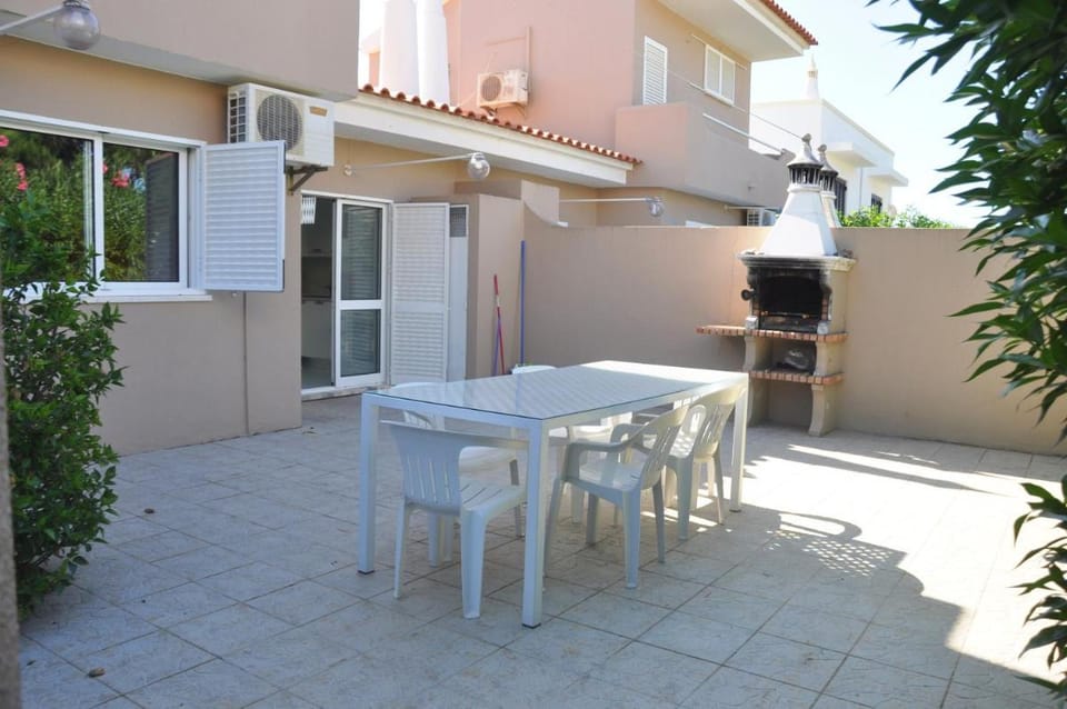 Stylish well-equipped, private pool, close to amenities, free AC Wifi Villa in Quarteira