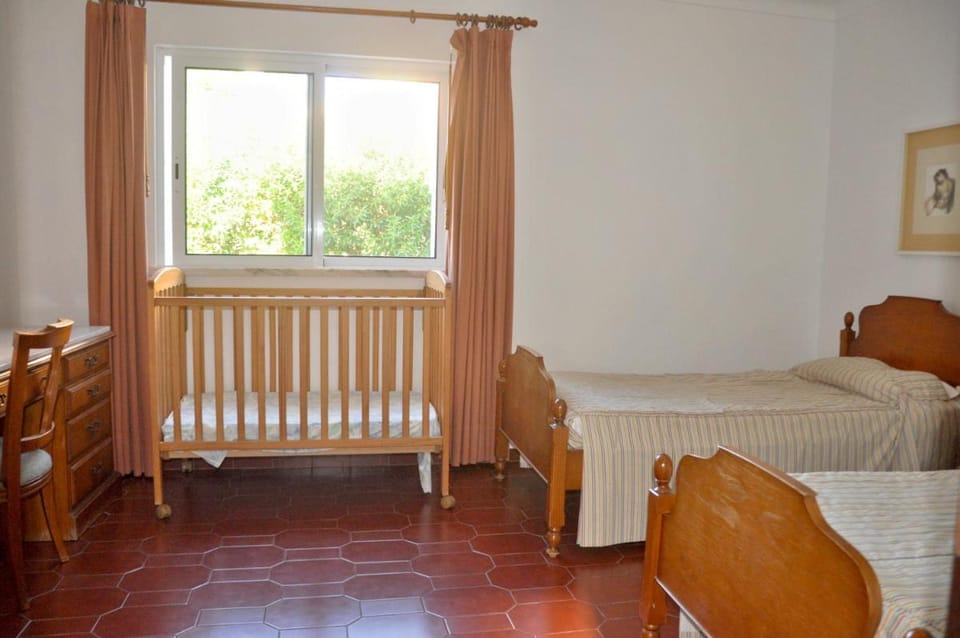 Stylish well-equipped, private pool, close to amenities, free AC Wifi Villa in Quarteira