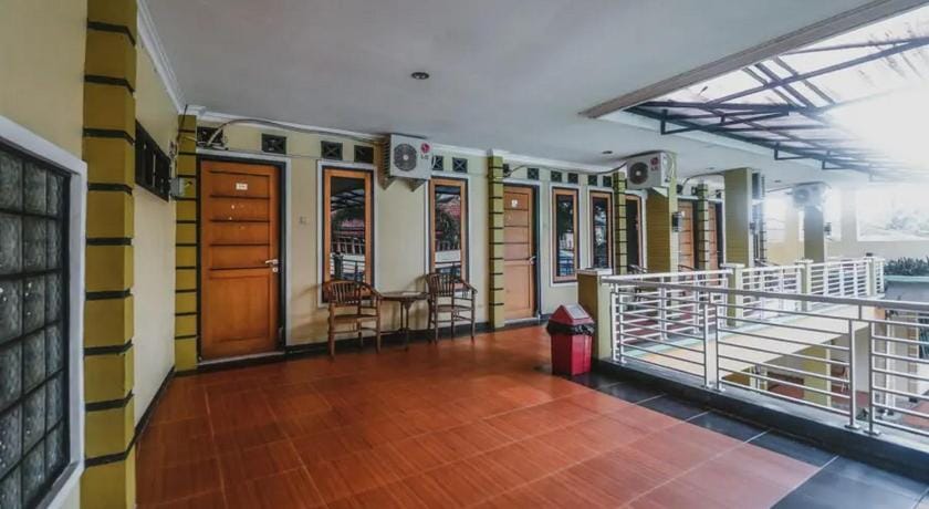 RedDoorz Plus @ Neo Asri Hotel Megamendung Puncak Bogor Hotel in Cisarua