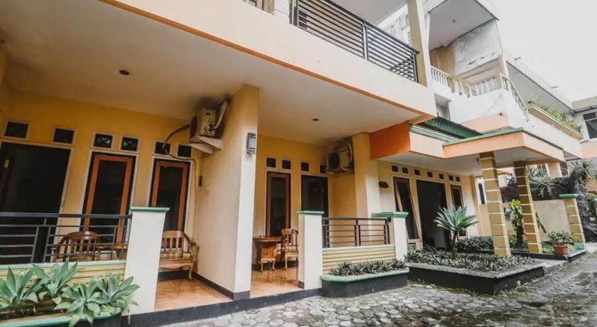 RedDoorz Plus @ Neo Asri Hotel Megamendung Puncak Bogor Hotel in Cisarua