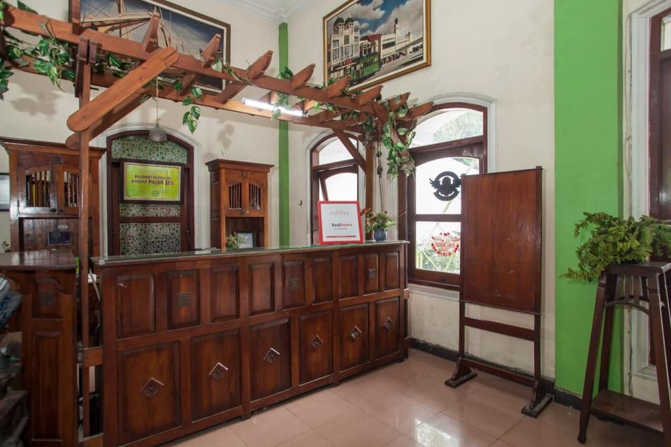 RedDoorz @ Genteng Surabaya 2 Bed and Breakfast in Surabaya